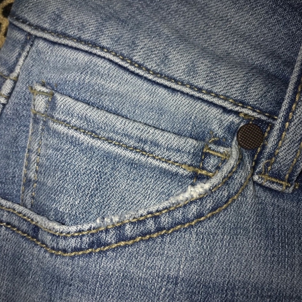 CAbi HI LOW RAW HEM LIGHT WASH CROP JEANS - Picture 6 of 8
